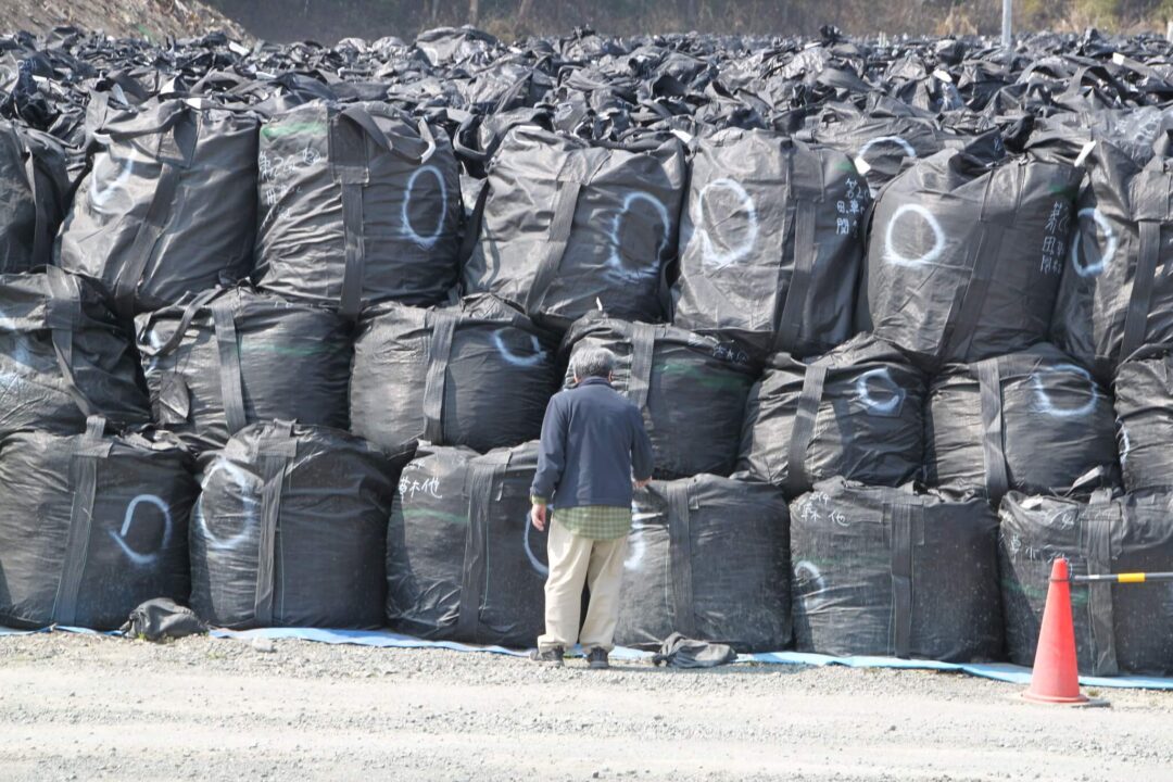 Ungelöste Endlagerung von Atommüll in schwarzen Müllsäcken im japanischen Fukushima nach der Reaktorkatastrophe im März 2011