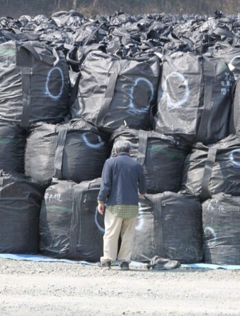 Ungelöste Endlagerung von Atommüll in schwarzen Müllsäcken im japanischen Fukushima nach der Reaktorkatastrophe im März 2011