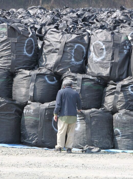 Ungelöste Endlagerung von Atommüll in schwarzen Müllsäcken im japanischen Fukushima nach der Reaktorkatastrophe im März 2011