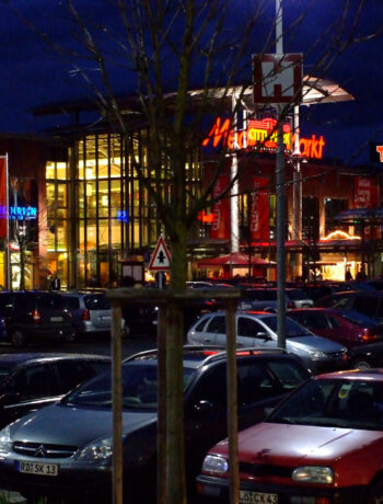Bildaufnahme vom Parkplatz des Kieler Konsumtempels Citti Park zu abendlicher Uhrzeit