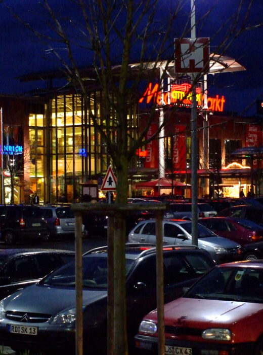 Bildaufnahme vom Parkplatz des Kieler Konsumtempels Citti Park zu abendlicher Uhrzeit