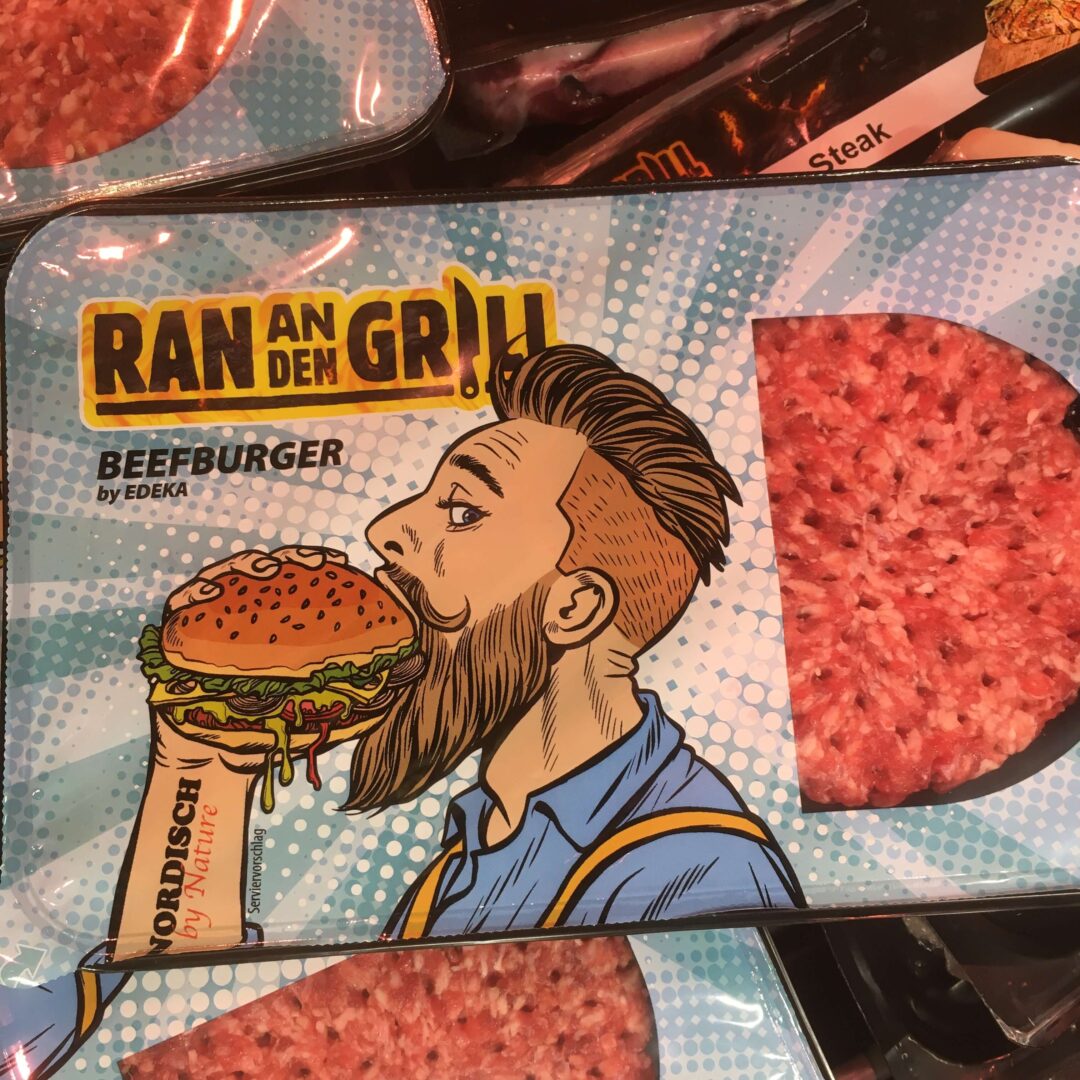 Edeka bewirbt Beefburger mit einem tätowierten Hipster unter dem Motto "Ran an den Grill" - das soll "echte Männlichkeit" ausstrahlen.