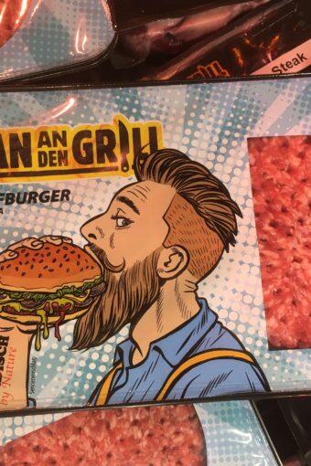 Edeka bewirbt Beefburger mit einem tätowierten Hipster unter dem Motto "Ran an den Grill" - das soll "echte Männlichkeit" ausstrahlen.