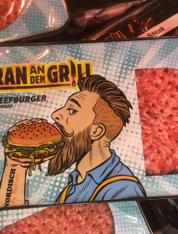 Edeka bewirbt Beefburger mit einem tätowierten Hipster unter dem Motto "Ran an den Grill" - das soll "echte Männlichkeit" ausstrahlen.