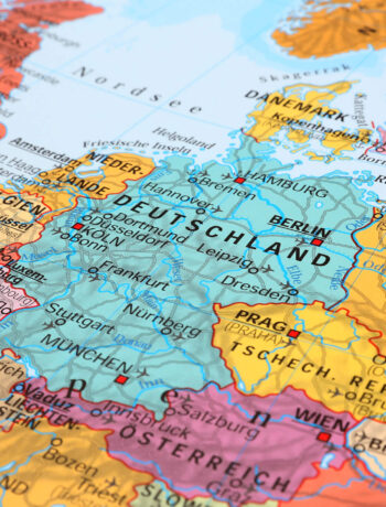 Eine Europakarte, die Deutschland und dessen Nachbarländer in verschiedenen bunten Farben darstellt