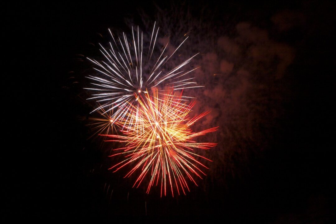 Farbenfrohes Feuerwerk am Himmel