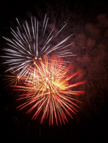 Farbenfrohes Feuerwerk am Himmel