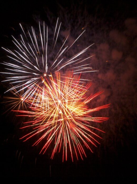 Farbenfrohes Feuerwerk am Himmel