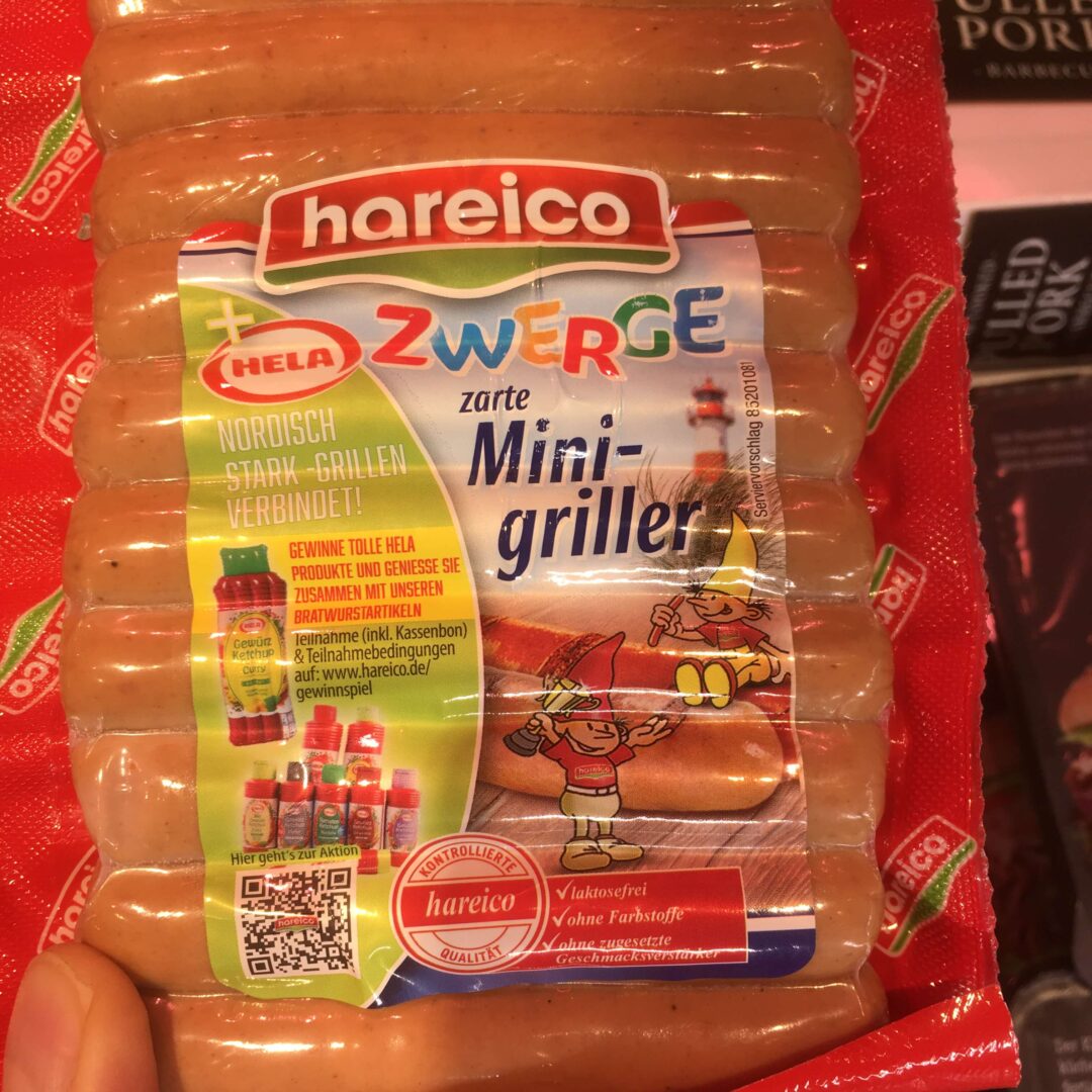 Grillwurst wird mit kleinen Zwergen beworben - das soll den Fleischkonsum gegenüber Kindern legitimieren und verniedlichen