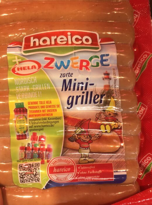 Grillwurst wird mit kleinen Zwergen beworben - das soll den Fleischkonsum gegenüber Kindern legitimieren und verniedlichen