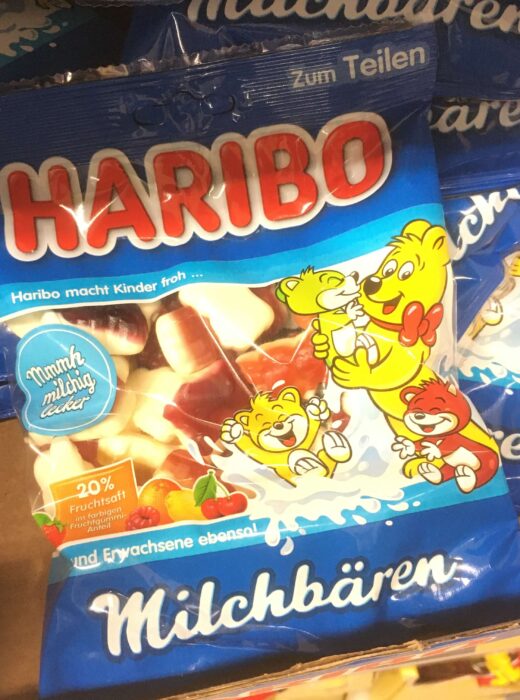 Haribo Weingummi Milchbären schwimmen auf einem Schwall aus Milch