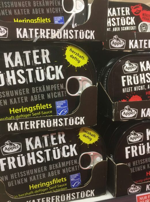 Heringsfilet wird hip, modern und männlich als Katerfrühstück in schwarzen Konserven verkauft