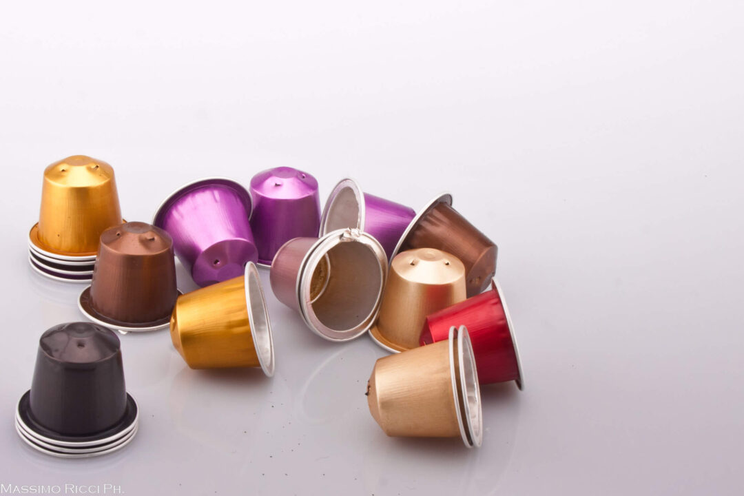 Umweltschädliche Kaffeepakapseln in verschiedenen Farben