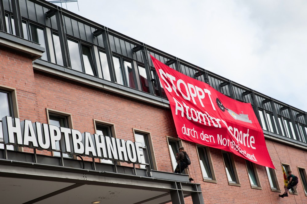 Protest gegen Atomtransporte am Kieler Hauptbahnhof