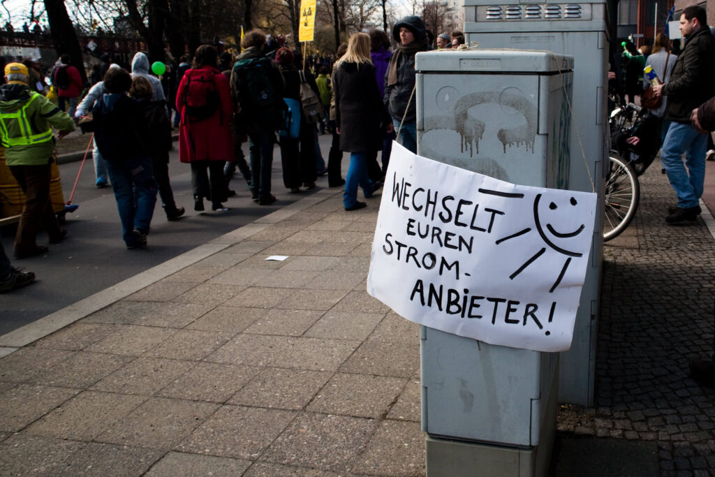 Ein Protestschild am Rande einer Demonstration gegen Atomkraft: "Wechselt euren Stromanbieter!"