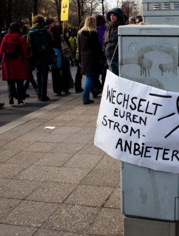 Ein Protestschild am Rande einer Demonstration gegen Atomkraft: "Wechselt euren Stromanbieter!"