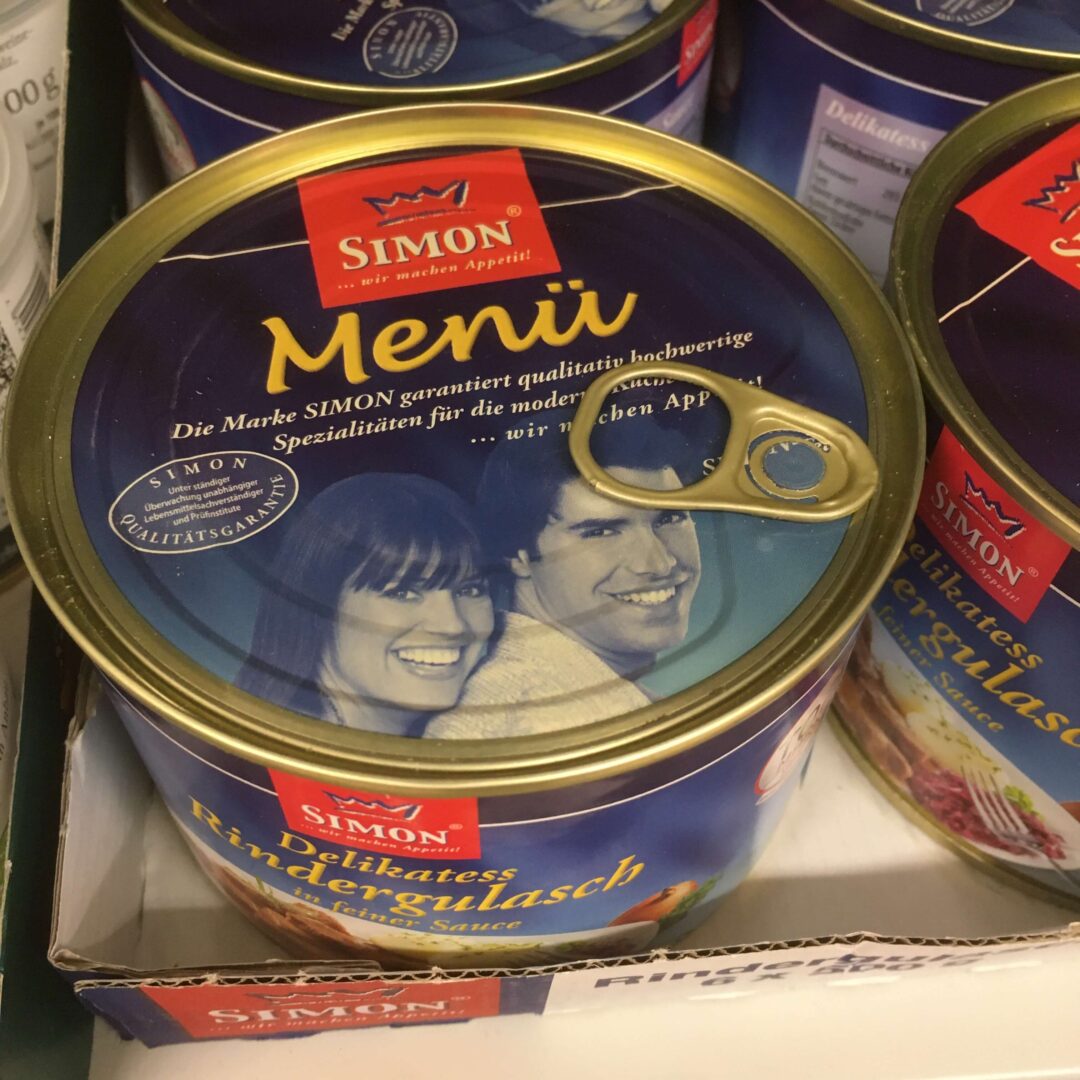 Rindergulasch in einer altbacken aufgemachten Konserve mit einem lachenden Pärchen