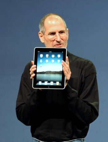 Steve Jobs stellt ein iPad auf einer Bühne öffentlich vor