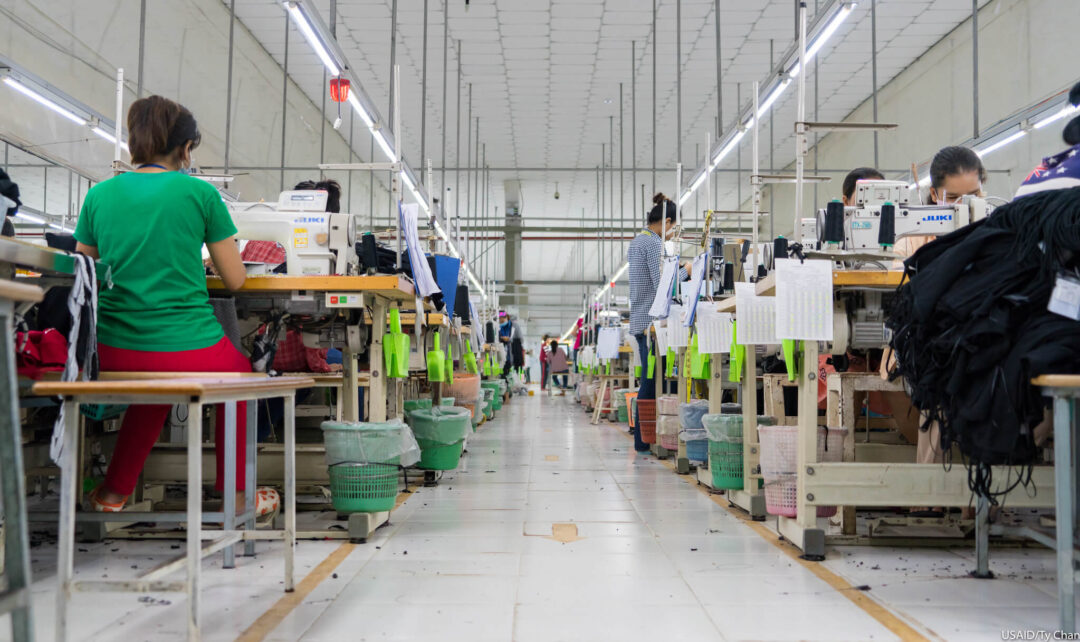 Näher:innen produzieren Bekleidung für Hungerlöhne in Billiglohnländern