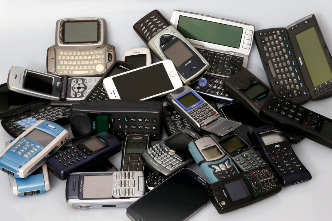 Alte Telefone bleiben ungenutzt in Schubladen zurück, obwohl diese voll wertvoller Rohstoffe sind