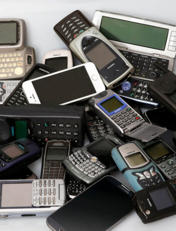 Alte Telefone bleiben ungenutzt in Schubladen zurück, obwohl diese voll wertvoller Rohstoffe sind