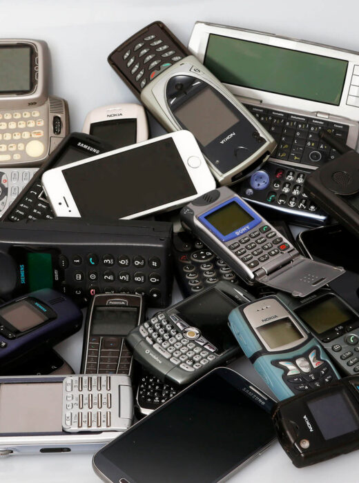 Alte Telefone bleiben ungenutzt in Schubladen zurück, obwohl diese voll wertvoller Rohstoffe sind