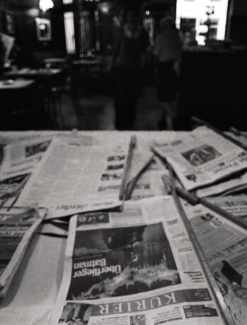 Verschiedene namenhafte gedruckte Zeitungen in einem Kaffeehaus, welches sich in Wien befindet