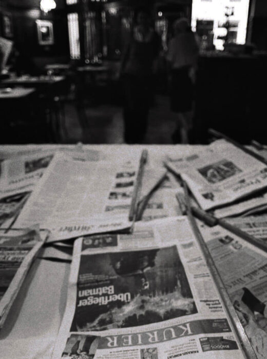 Verschiedene namenhafte gedruckte Zeitungen in einem Kaffeehaus, welches sich in Wien befindet