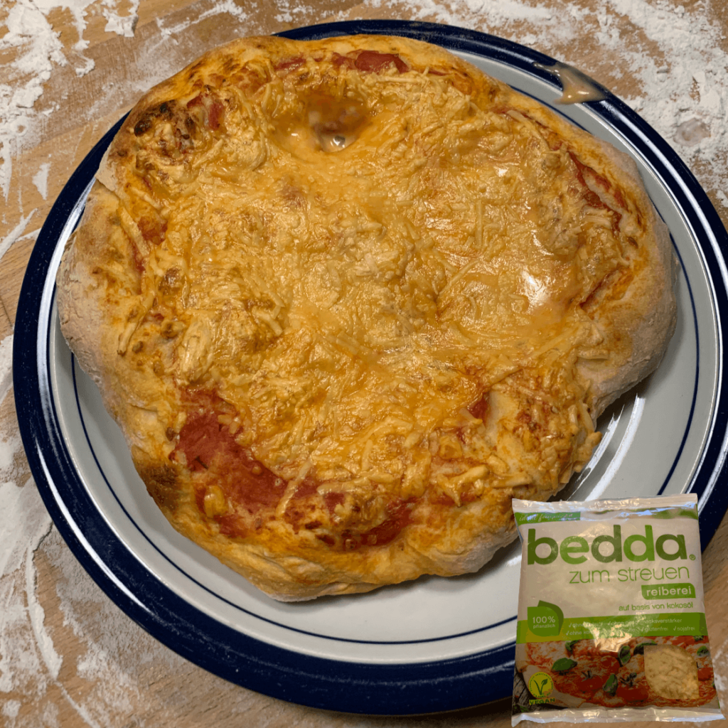Der vegane Pizzakäse von der Marke bedda ist Testsieger geworden und eignet sich sehr gut als Käsealternative zu konventionellem Pizzakäse